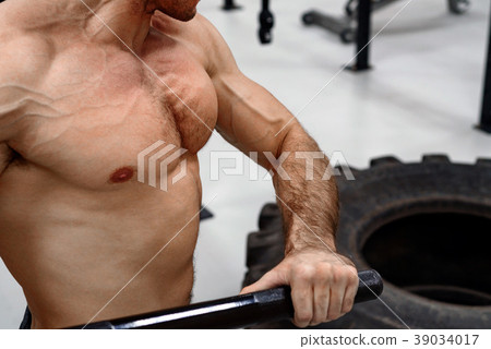 Man with a sledge hammer and tyre. Fitness 39034017