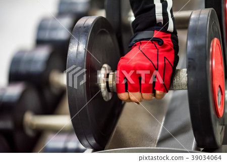 Woman's hand holds dumbbell 39034064