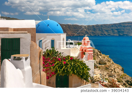 Picturesque view of Oia, Santorini, Greece Picturesque view of Oia, Santorini, Greece 39034143
