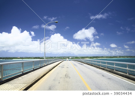 A view of the road and blue sky from Irabu Ohashi, which connects Irabujima and Miyakojima, as viewed from Miyakojima 39034434