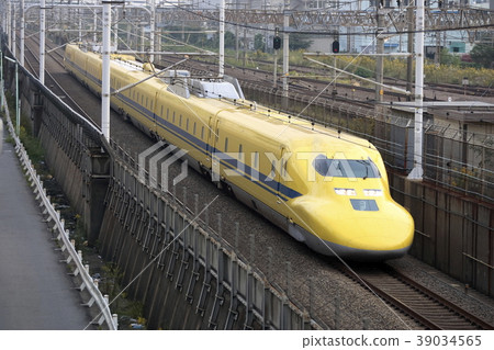 Doctor yellow - Stock Photo [39034565] - PIXTA