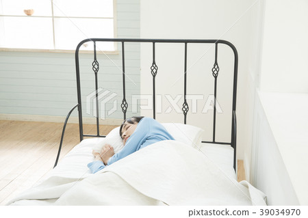  一個女人在睡覺 39034970