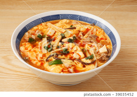 Soy hot water noodles 39035452