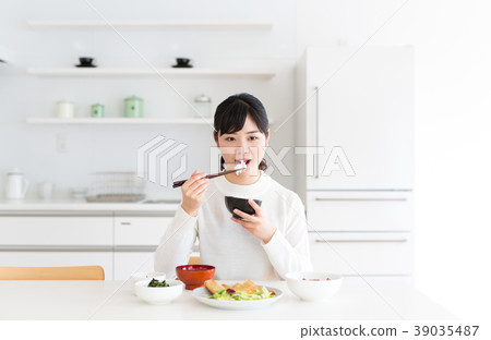 女人吃 39035487