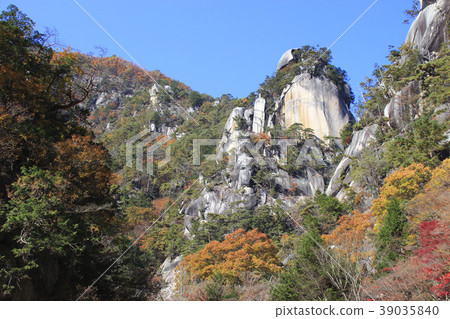 Shinkyō Gorge in the fall · Yen Yen peak 39035840