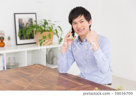 A man who makes a phone call 39036709