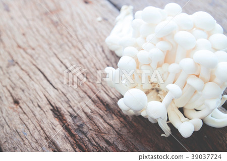 White shimeji on wooden table, Healthy food White shimeji on wooden table, Healthy food 39037724