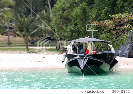 Highspeed boat with strangely shape near the beach 39040562