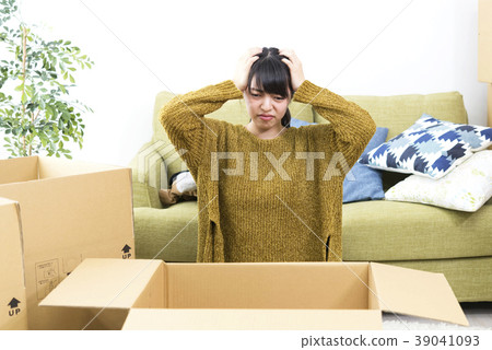 Moving scene of a woman with an embarrassed look 39041093