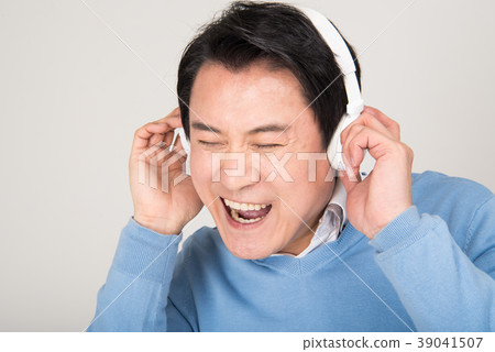 舞蹈,舞蹈,音樂,聽音樂,耳機,成熟 舞蹈,舞蹈,音樂,聽音樂,耳機,成熟 39041507