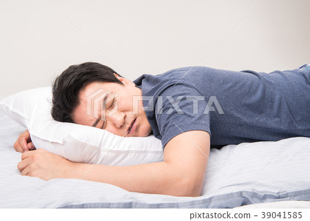 Sleep, morning, middle-aged 39041585