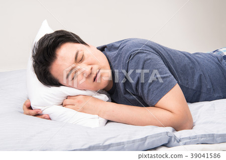 睡覺,早上,中年 睡覺,早上,中年 39041586