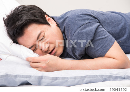 Sleep, morning, middle-aged 39041592
