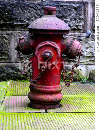 old red  fire hydrant  39041836