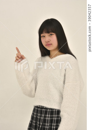 Girl pointing Girl pointing 39042357