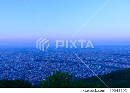札幌都市風景看法在北海道的黃昏的 札幌都市風景看法在北海道的黃昏的 39043895
