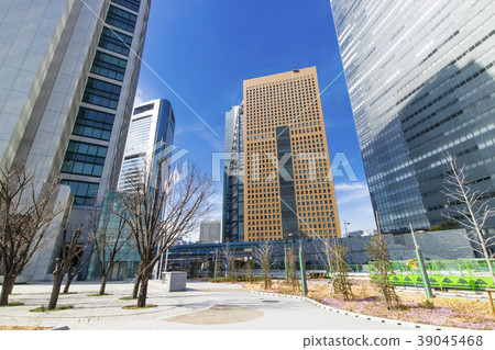 Scenery of office city with a wide sidewalk 39045468
