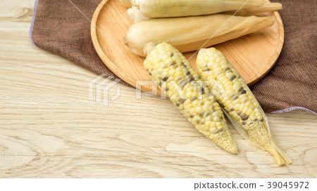 Fresh waxy corn on a wooden table. Fresh waxy corn on a wooden table. 39045972