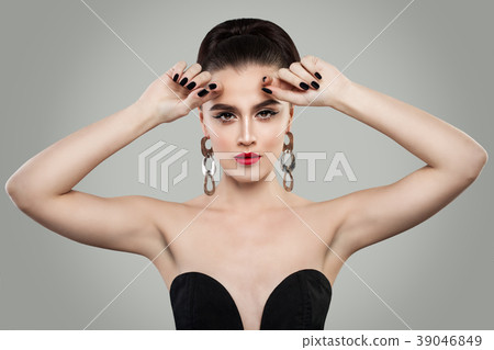 Fashion Portrait of Beautiful Woman with Red Lips Fashion Portrait of Beautiful Woman with Red Lips 39046849