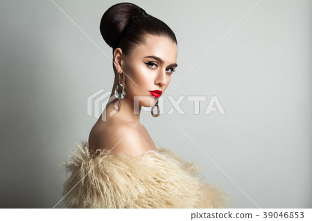 Gorgeous Woman with Wedding Hair  39046853