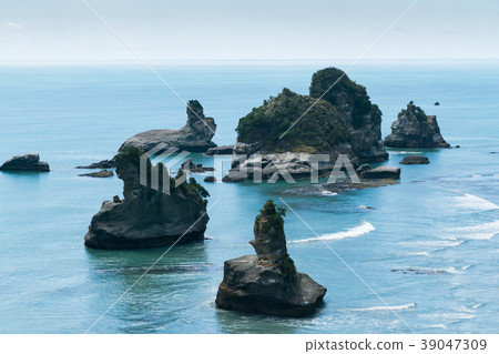 New Zealand seascape Motukiekie bay outlook New Zealand seascape Motukiekie bay outlook 39047309