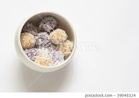 A bowl of rice cake coated with grated coconut. 39048324