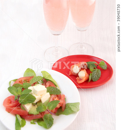 酒和新鮮蔬菜沙拉 39048730