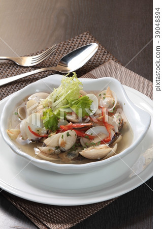 clam or mussel cuisine 39048894