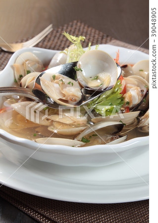 clam or mussel cuisine 39048905