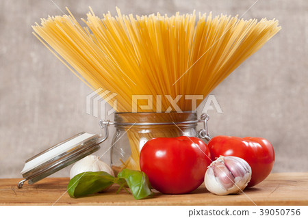Uncooked Italian dried spaghetti Uncooked Italian dried spaghetti 39050756