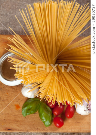 Uncooked Italian dried spaghetti Uncooked Italian dried spaghetti 39050757