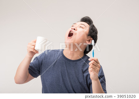 Morning, middle age, brushing 39051020