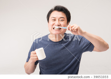 早上，中年，刷牙 39051033