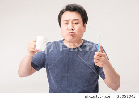 Morning, middle age, brushing 39051042