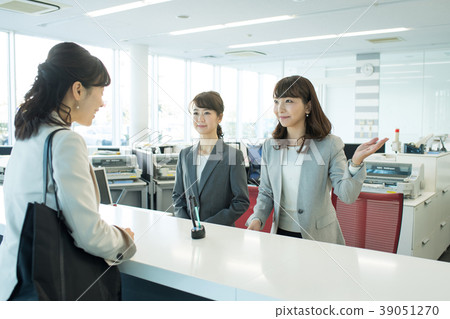 女商人辦公室招待會企業圖像 39051270