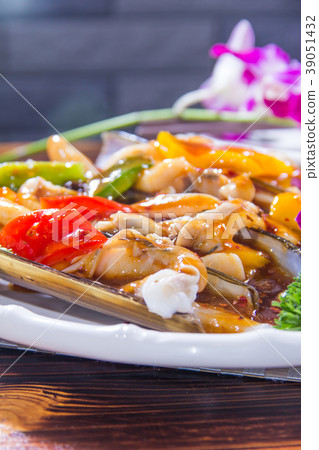 clam or mussel cuisine 39051432