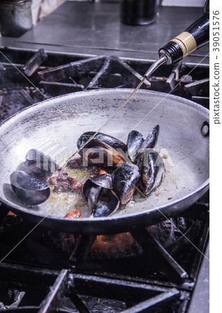 clam or mussel cuisine 39051576