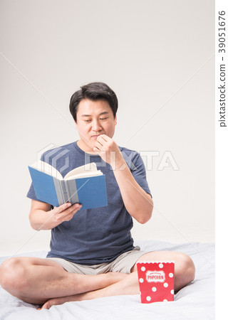 Morning, middle age, reading, popcorn 39051676