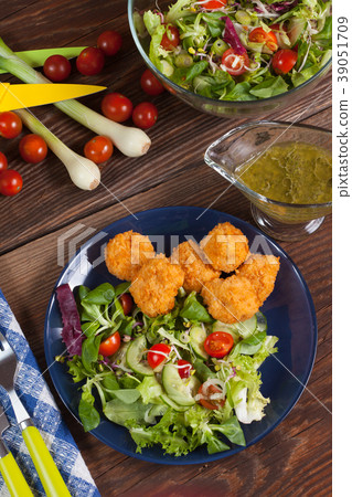 Mixed salad. 39051709
