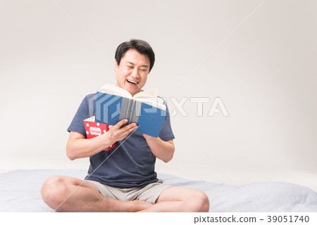 Morning, middle age, reading, popcorn 39051740