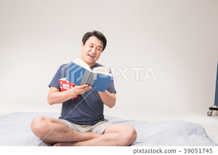 Morning, middle age, reading, popcorn 39051745