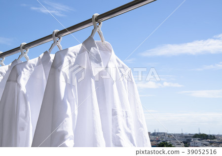 洗衣店太陽烘乾襯衣在藍天下 39052516