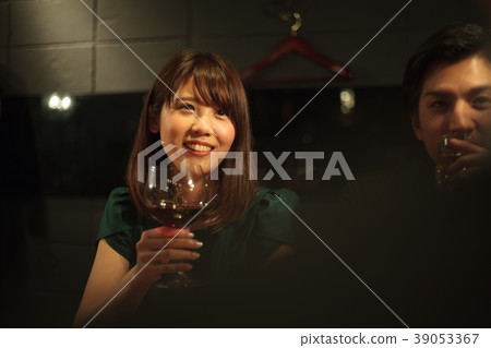 Dating Bar Couple Dating Bar Couple 39053367