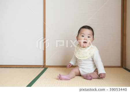 坐在日本房間裡的嬰兒 39053440