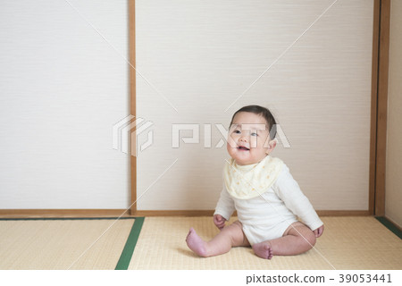 坐在日本房間裡的嬰兒 坐在日本房間裡的嬰兒 39053441