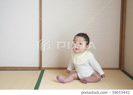 坐在日本房間裡的嬰兒 39053442