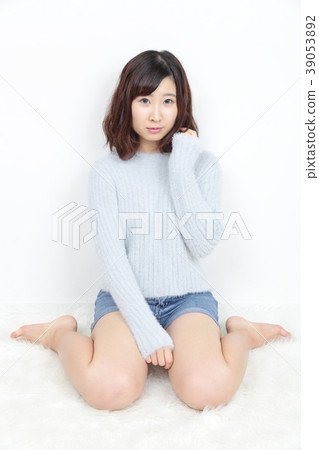 坐在年輕女子肖像 坐在年輕女子肖像 39053892