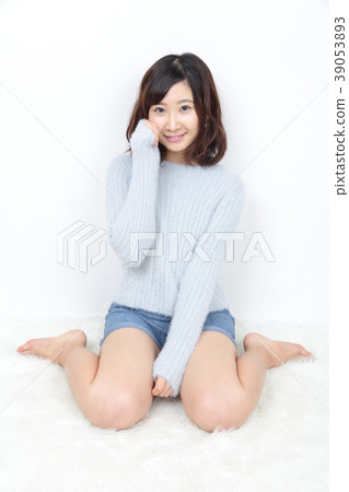 坐在年輕女子肖像 坐在年輕女子肖像 39053893