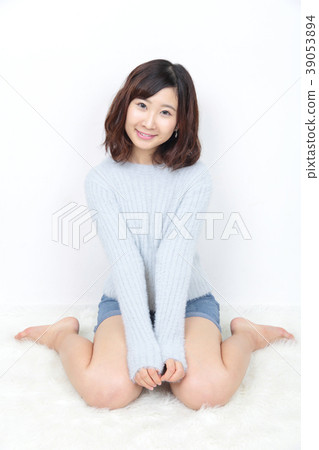坐在年輕女子肖像 坐在年輕女子肖像 39053894