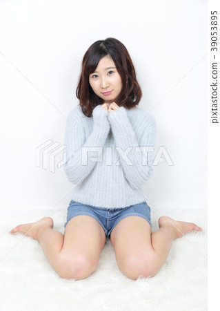 Sitting young woman portrait 39053895